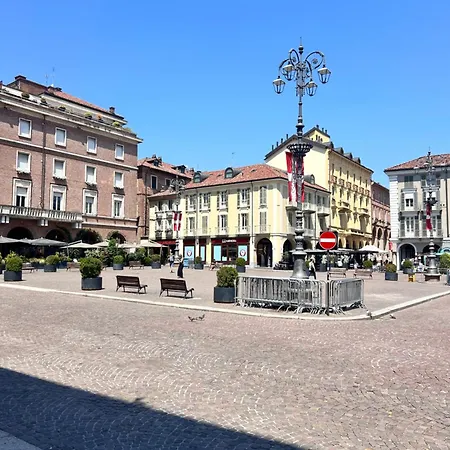 Bon Bon Luxury Di Piazza San Secondo 아스티